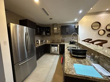EN VENTA DEPARTAMENTO FRENTE AL MAR EN MAZATLAN DE TRES RECAMARAS (SECTOR CERRITOS) TORRE ESCONDIDO TOWER, CON ALBERCA, CANCHA DE PADEL, GYM, 193 M2