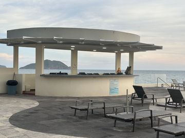 EN VENTA DEPARTAMENTO FRENTE AL MAR EN MAZATLAN DE TRES RECAMARAS (SECTOR CERRITOS) TORRE ESCONDIDO TOWER, CON ALBERCA, CANCHA DE PADEL, GYM, 193 M2