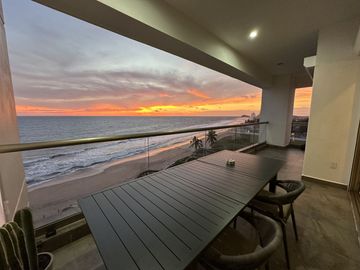 EN VENTA DEPARTAMENTO FRENTE AL MAR EN MAZATLAN DE TRES RECAMARAS (SECTOR CERRITOS) TORRE ESCONDIDO TOWER, CON ALBERCA, CANCHA DE PADEL, GYM, 193 M2