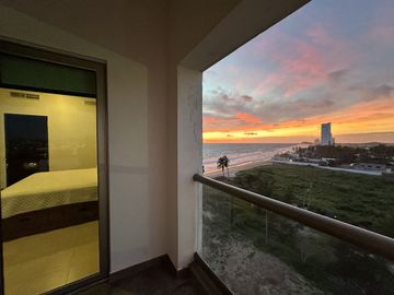 EN VENTA DEPARTAMENTO FRENTE AL MAR EN MAZATLAN DE TRES RECAMARAS (SECTOR CERRITOS) TORRE ESCONDIDO TOWER, CON ALBERCA, CANCHA DE PADEL, GYM, 193 M2