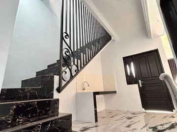Rumah Dijual Di Cimanggis Depok Rumah Eropa +Rooftop Murah Tanpa DP 3 menit ke LRT Harjamukti Depok