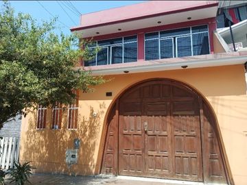 CASA AMPLIA EN VENTA EN COMAS