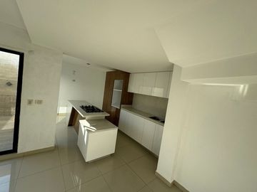 EN VENTA CASA EN CULIACAN EN BOSQUES DEL REY (EN PRIVADA PARAISO CON ALBERCA Y ASADOR), DE 3 RECAMARAS Y EQUIPADA CON COCINA, MINISPLIT Y CLOSET