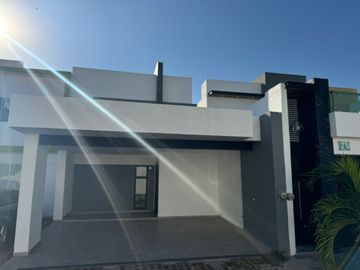 EN VENTA CASA EN CULIACAN EN BOSQUES DEL REY (EN PRIVADA PARAISO CON ALBERCA Y ASADOR), DE 3 RECAMARAS Y EQUIPADA CON COCINA, MINISPLIT Y CLOSET