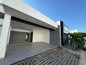 EN VENTA CASA EN CULIACAN EN BOSQUES DEL REY (EN PRIVADA PARAISO CON ALBERCA Y ASADOR), DE 3 RECAMARAS Y EQUIPADA CON COCINA, MINISPLIT Y CLOSET