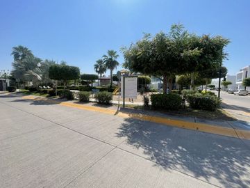 EN VENTA CASA EN CULIACAN EN BOSQUES DEL REY (EN PRIVADA PARAISO CON ALBERCA Y ASADOR), DE 3 RECAMARAS Y EQUIPADA CON COCINA, MINISPLIT Y CLOSET