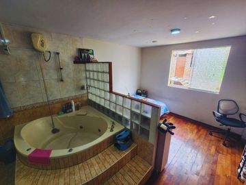 VENDO CASA DE 4 PISOS PUERTA DE HIERRO ATE