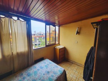 VENDO CASA DE 4 PISOS PUERTA DE HIERRO ATE