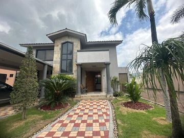 Casa en venta urbanizacion Portofino via la costa