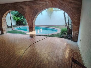 CASA EN VENTA EN CIUDAD DEL SOL, IDEAL REMODELAR U OFICINAS