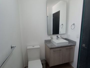 Departamento de venta Republica del Salvador, calle Portugal, piscina, cerca colegio Benalcazar