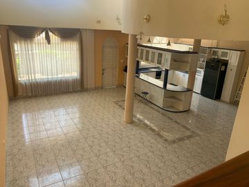 Venta Casa independiente CONOCOTO  en Sta. Monica a dos cuadras de Abdon Calderon y Ponce Enriquez