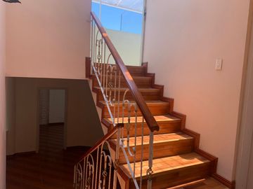 Venta Casa independiente CONOCOTO  en Sta. Monica a dos cuadras de Abdon Calderon y Ponce Enriquez