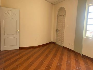 Venta Casa independiente CONOCOTO  en Sta. Monica a dos cuadras de Abdon Calderon y Ponce Enriquez