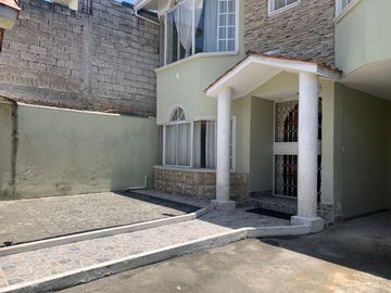 Venta Casa independiente CONOCOTO  en Sta. Monica a dos cuadras de Abdon Calderon y Ponce Enriquez