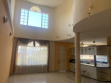 Venta Casa independiente CONOCOTO  en Sta. Monica a dos cuadras de Abdon Calderon y Ponce Enriquez