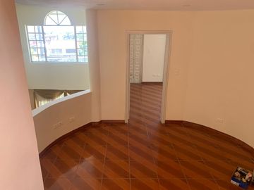 Venta Casa independiente CONOCOTO  en Sta. Monica a dos cuadras de Abdon Calderon y Ponce Enriquez