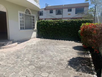Venta Casa independiente CONOCOTO  en Sta. Monica a dos cuadras de Abdon Calderon y Ponce Enriquez