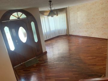 Venta Casa independiente CONOCOTO  en Sta. Monica a dos cuadras de Abdon Calderon y Ponce Enriquez