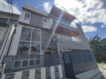For Sale Newly Made Elegant Modern 3 storey House in Greenwoods Executive Village