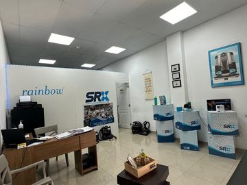 Local comercial en centro comercial Laguna plaza, vía la costa