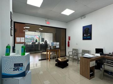 Local comercial en centro comercial Laguna plaza, vía la costa