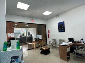 Local comercial en centro comercial Laguna plaza, vía la costa