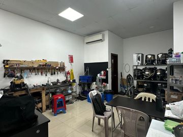 Local comercial en centro comercial Laguna plaza, vía la costa