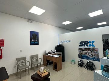 Local comercial en centro comercial Laguna plaza, vía la costa