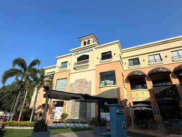 Local comercial en centro comercial Laguna plaza, vía la costa