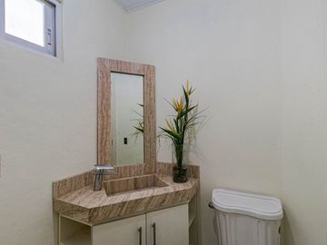 CASA EN VENTA EN CHAMILPA CUERNAVACA, SOLA, CON ALBERCA Y JACUZZI