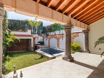 CASA EN VENTA EN CHAMILPA CUERNAVACA, SOLA, CON ALBERCA Y JACUZZI