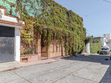 CASA EN VENTA EN CHAMILPA CUERNAVACA, SOLA, CON ALBERCA Y JACUZZI