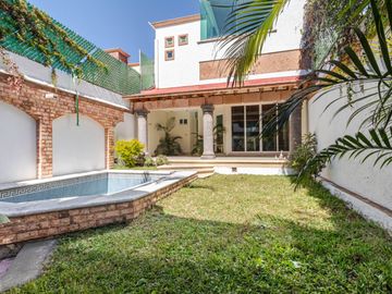 CASA EN VENTA EN CHAMILPA, CUERNAVACA NORTE, CON ALBERCA Y JACUZZI