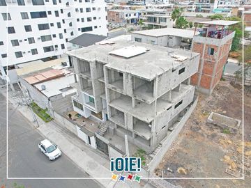 En Venta: Terreno con edificio Gray Stage - 4 plantas de altura