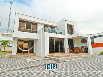 Casa de 3 dormitorios en venta, en urbanización Ciudad del Mar, Manta, Ecuador