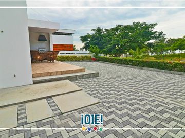 Casa de 3 dormitorios en venta, en urbanización Ciudad del Mar, Manta, Ecuador