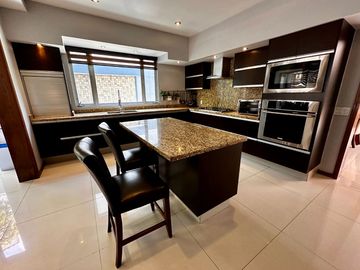 CASA DE LUJO EN VENTA, FRACC EL MANANTIAL