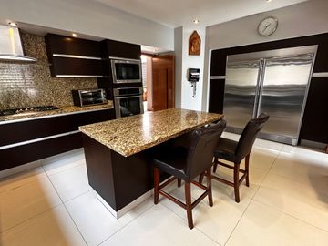 CASA DE LUJO EN VENTA, FRACC EL MANANTIAL