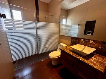 CASA DE LUJO EN VENTA, FRACC EL MANANTIAL