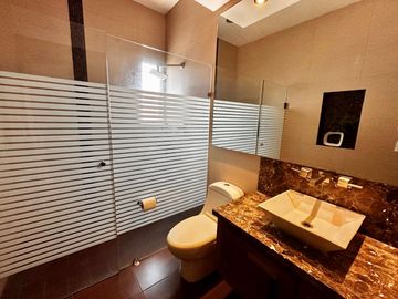CASA DE LUJO EN VENTA, FRACC EL MANANTIAL
