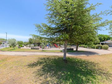 Avenida Chamisero, Chicureo Oriente, Colegios Dunalastair y Lincoln