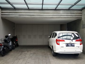DISEWAKAN RUMAH MEWAH MINIMALIS MODERN SEMIFURNISH @ KOMPLEK SETRADUTA BANDUNG