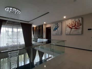 DISEWAKAN RUMAH MEWAH MINIMALIS MODERN SEMIFURNISH @ KOMPLEK SETRADUTA BANDUNG