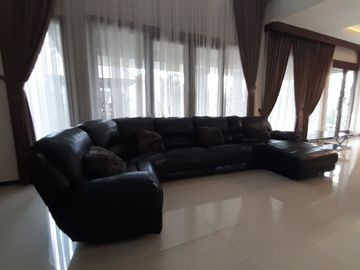 DISEWAKAN RUMAH MEWAH MINIMALIS MODERN SEMIFURNISH @ KOMPLEK SETRADUTA BANDUNG