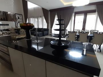 DISEWAKAN RUMAH MEWAH MINIMALIS MODERN SEMIFURNISH @ KOMPLEK SETRADUTA BANDUNG