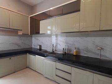 DISEWAKAN RUMAH MEWAH MINIMALIS MODERN SEMIFURNISH @ KOMPLEK SETRADUTA BANDUNG