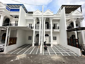 RUMAH DIJUAL DI KRAMAT JATI, JAKARTA TIMUR MINICLUSTER MODERN AMERICAN CLASSIC 5 KAMAR TIDUR 3 LANTAI