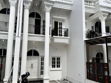 RUMAH DIJUAL DI KRAMAT JATI, JAKARTA TIMUR MINICLUSTER MODERN AMERICAN CLASSIC 5 KAMAR TIDUR 3 LANTAI