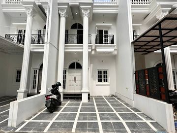 RUMAH DIJUAL DI KRAMAT JATI, JAKARTA TIMUR MINICLUSTER MODERN AMERICAN CLASSIC 5 KAMAR TIDUR 3 LANTAI